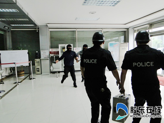 视频抢银行游戏是真的吗_视频抢银行游戏怎么玩_关于游戏抢银行的视频