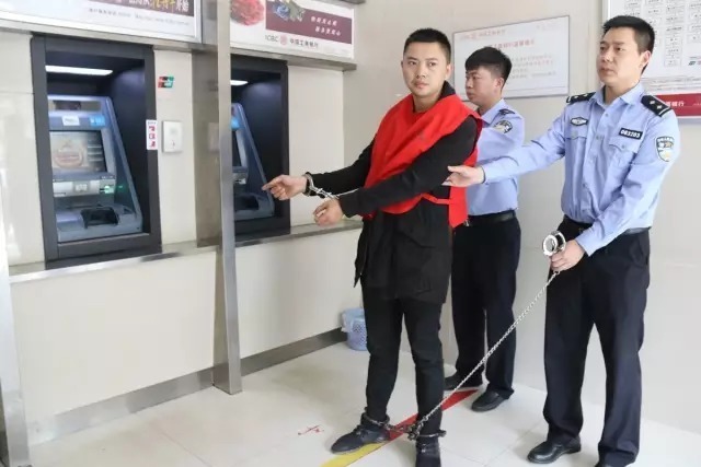 视频抢银行游戏怎么玩_关于游戏抢银行的视频_视频抢银行游戏是真的吗