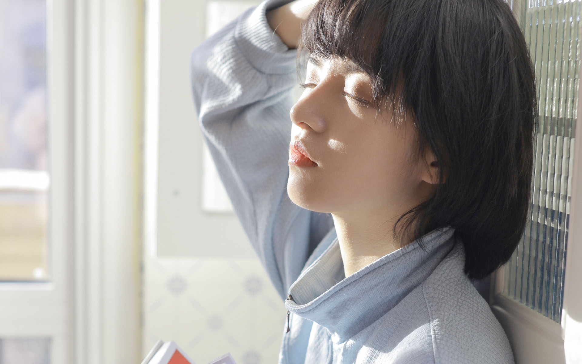 小希壁纸新款_小希壁纸图片大全可爱_短发气质美女小希桌面壁纸