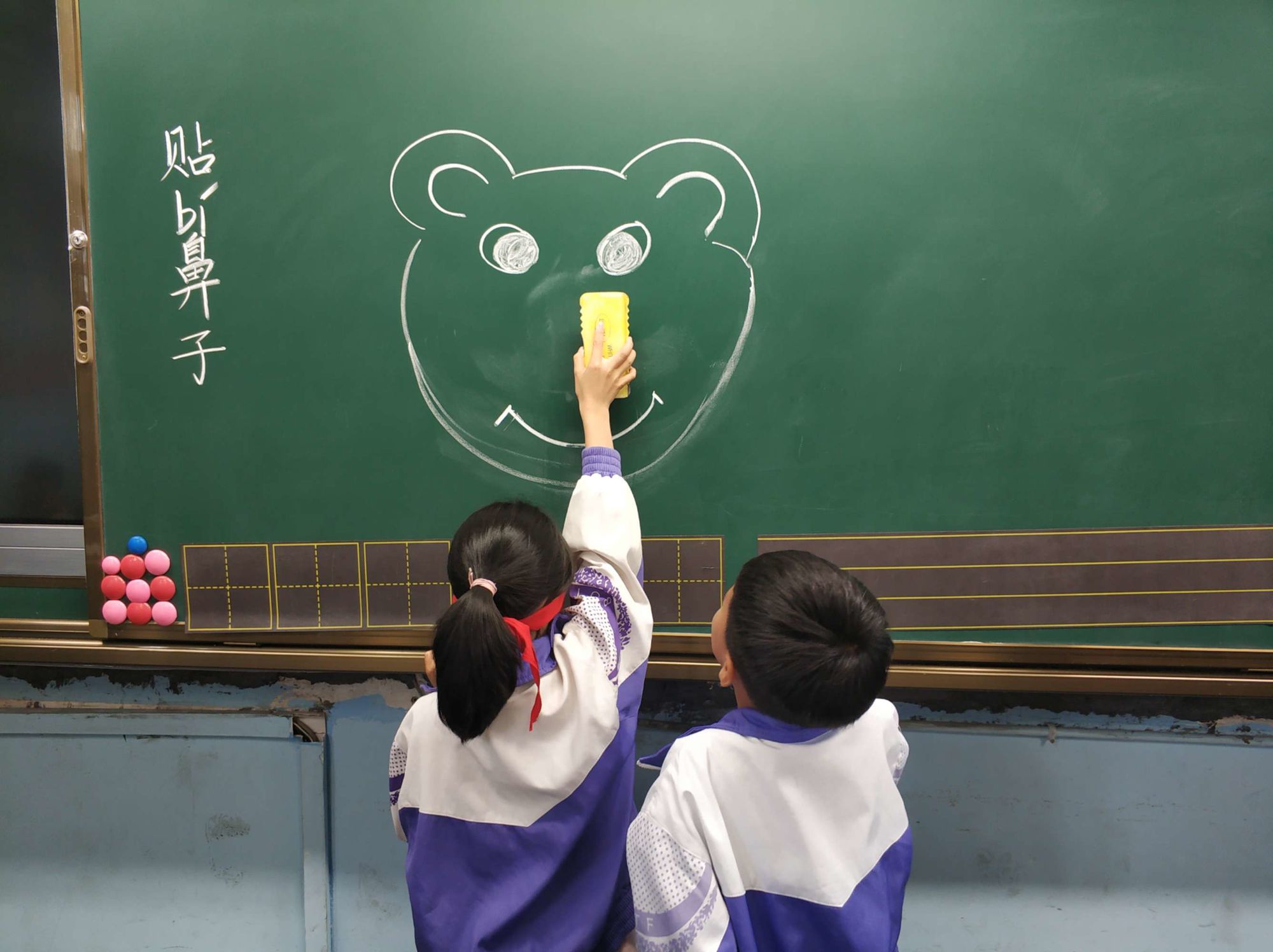 请问贴鼻子游戏应该怎么玩_介绍贴鼻子游戏的玩法_游戏贴鼻子