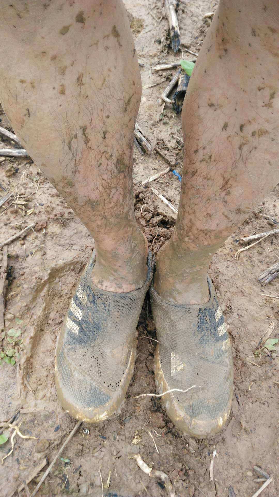 泥巴裹满裤腿_泥巴裹满裤腿是什么_泥巴裹满裤脚