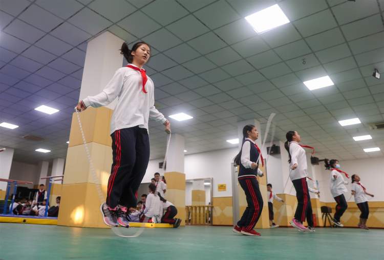 小学体育课小游戏_小学体育课游戏视频教学_小学体育课游戏