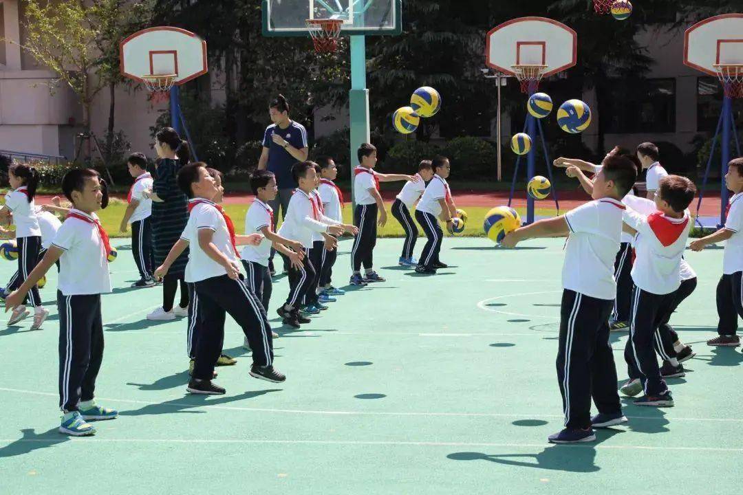 小学体育课小游戏_小学体育课游戏_小学体育课游戏视频教学