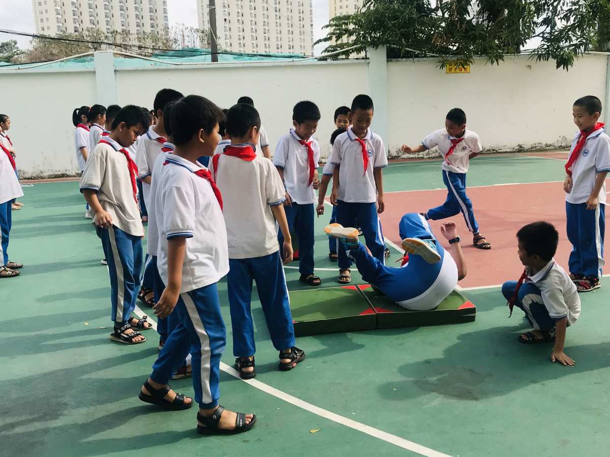 小学体育课小游戏_小学体育课游戏视频教学_小学体育课游戏
