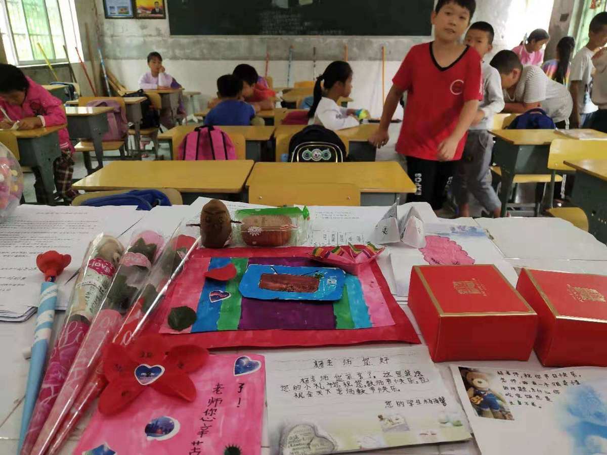 贺卡感恩老师手抄报_贺卡感恩老师的话简短句子_感恩老师的贺卡