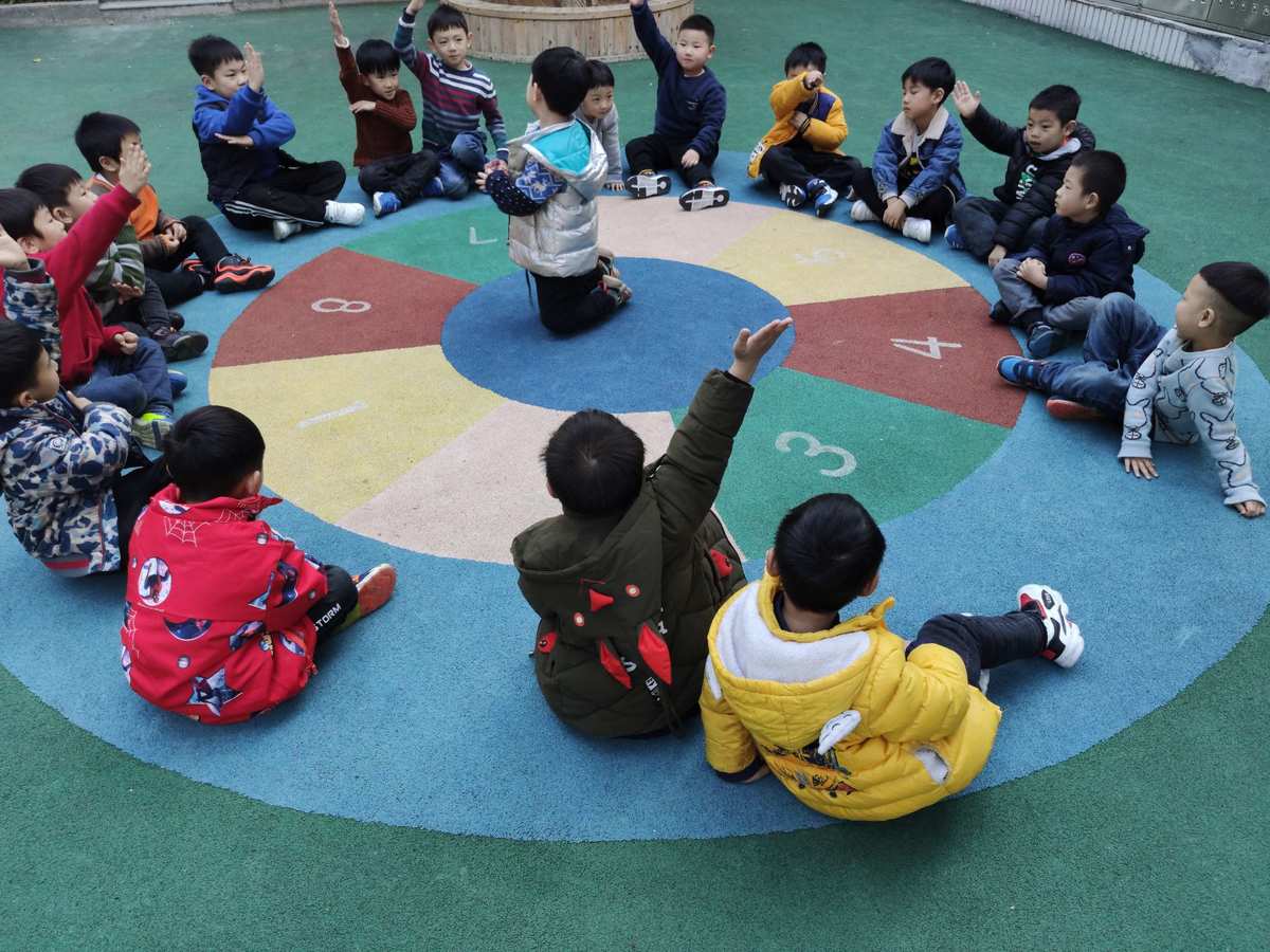 中班游戏丢手绢教案_丢手绢游戏好处_幼儿园游戏丢手绢