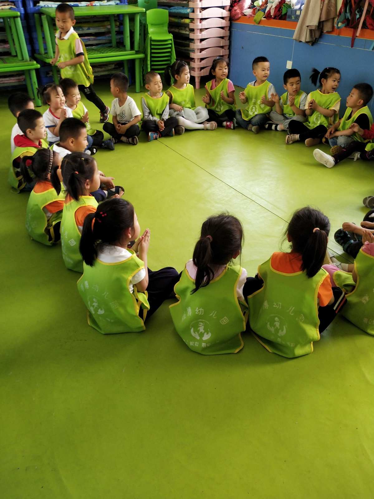 丢手绢游戏好处_中班游戏丢手绢教案_幼儿园游戏丢手绢