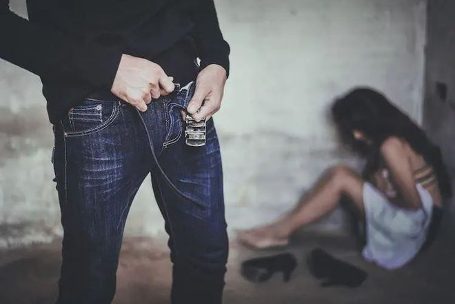 女子醉酒遭性侵图片_醉酒女子遭猥袭视频_醉酒女子遭猥袭图片