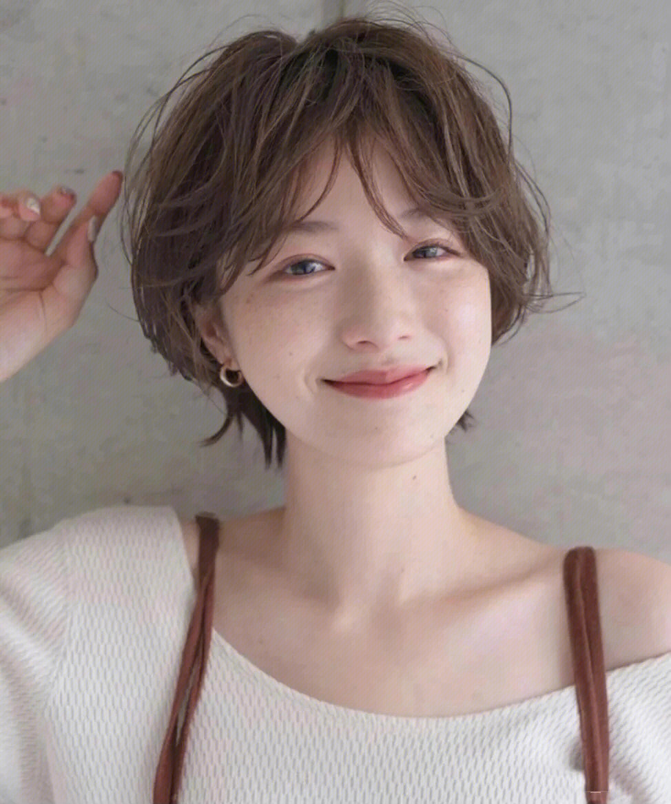 最流行的发型短发女_短发流行发型女图片_短发流行的发型