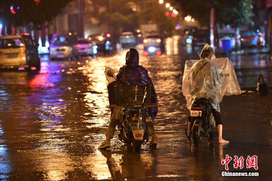 暴雨袭击昆明_昆明暴雨2021_昆明暴雨