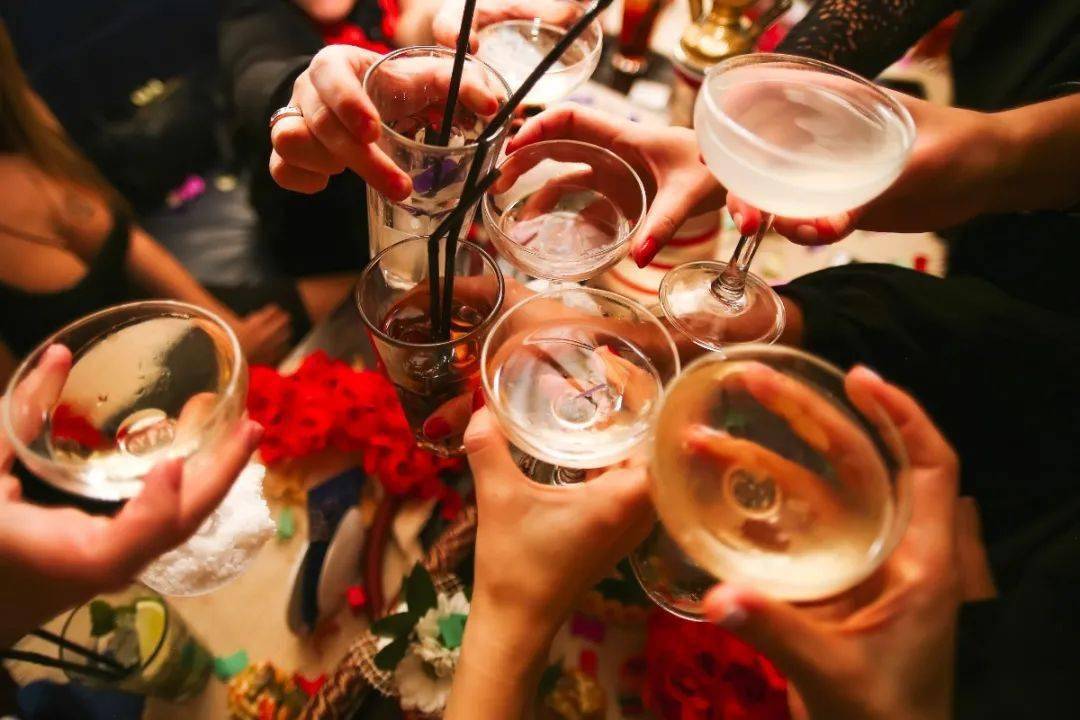 酒桌游戏扑克牌_酒桌游戏十大经典聚会游戏_酒桌游戏