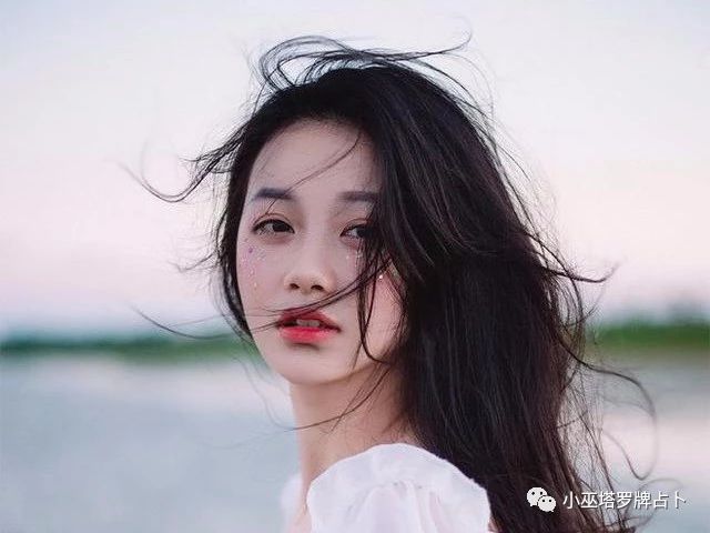 美女脚心痒痒惩罚_惩罚美女_惩罚美女挠脚心视频