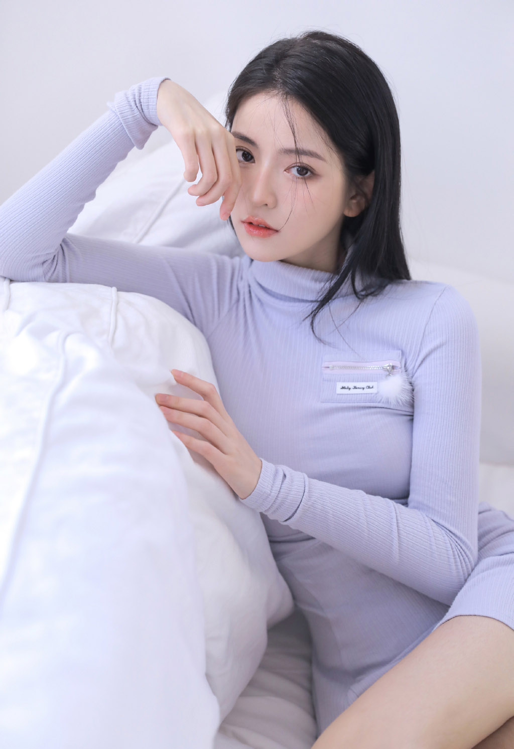 m女脱完腿档精光_美女把小内内脱个精光照片_美女有白带的小内内