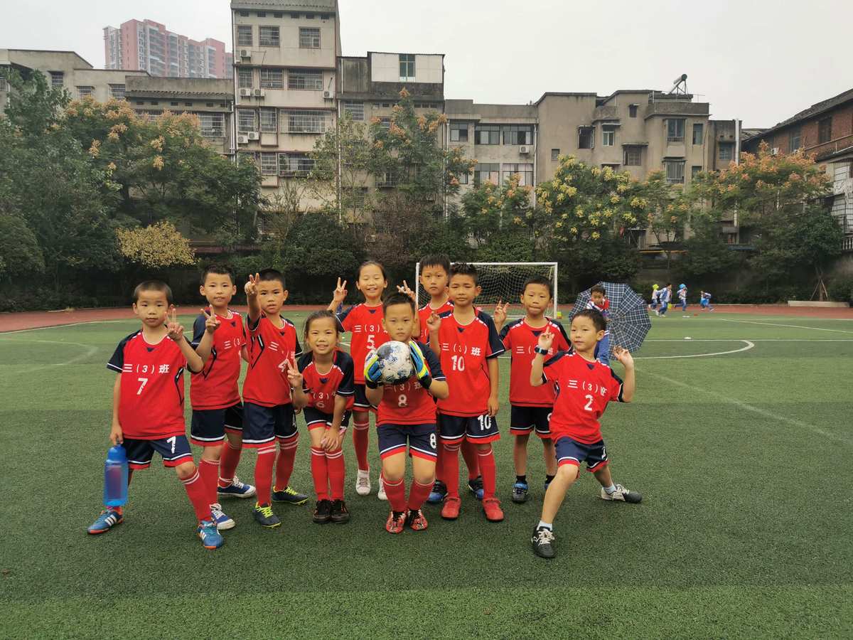 挖掘机踢球_挑战者联盟踢球歌_踢球者