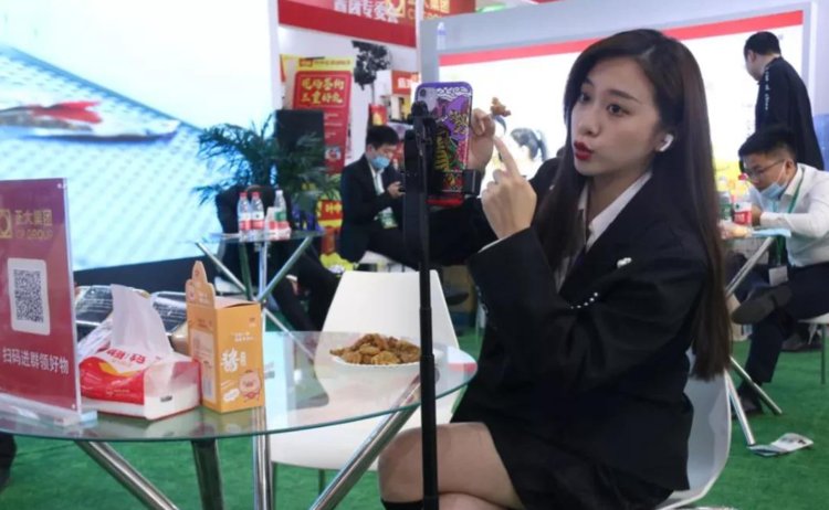 鲜花直播平台_花芯直播_哈尼族族花童小芯