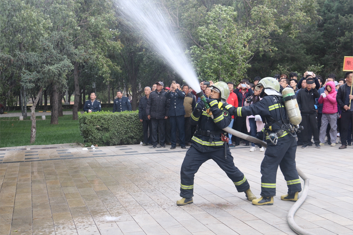 水球打水仗气球_水球打人搞笑视频_打水球