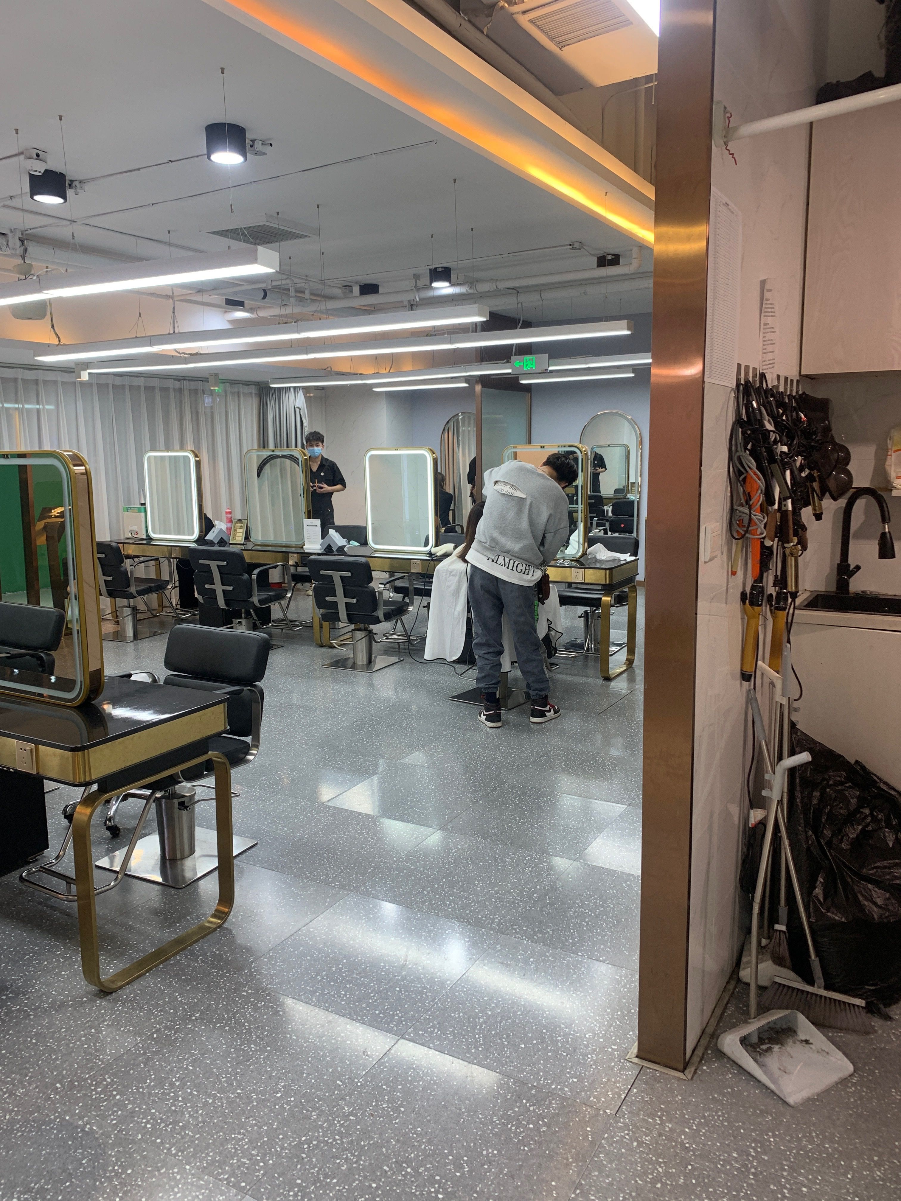 奇妙的理发店_我附近的理发店_风情理发店