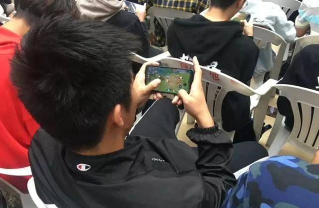 沉迷大学玩生手机游戏犯法吗_大学生沉迷玩手机怎么办_大学生玩手机沉迷游戏