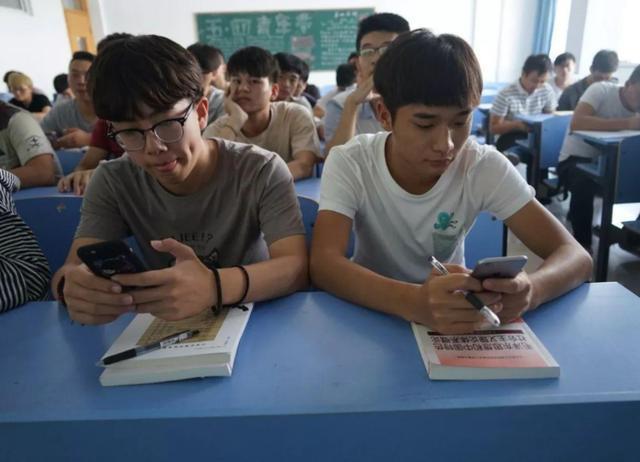 初中生打游戏用的手机多吗_初中生爱玩的手机游戏_初中生玩手机游戏