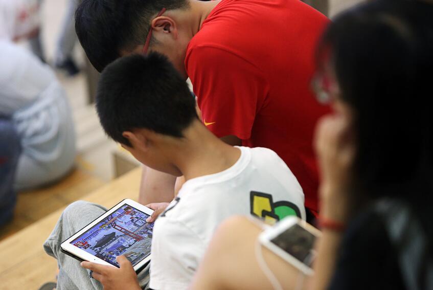 9岁孩子能不能玩游戏手机_能玩手机游戏孩子玩的游戏_能玩手机游戏孩子能玩吗