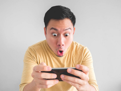 儿童玩手机打游戏有什么危害_儿童不能玩游戏砸手机_小孩玩手机游戏的危害视频