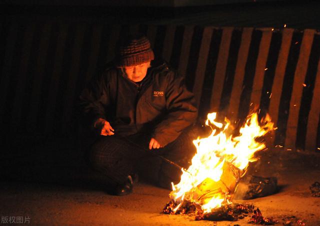 中元节烧纸钱有什么讲究_中元节烧纸图片_中元节烧纸