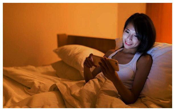 白天玩手机影响睡眠吗_白天玩手机晚上睡不着_白天睡觉晚上玩手机游戏
