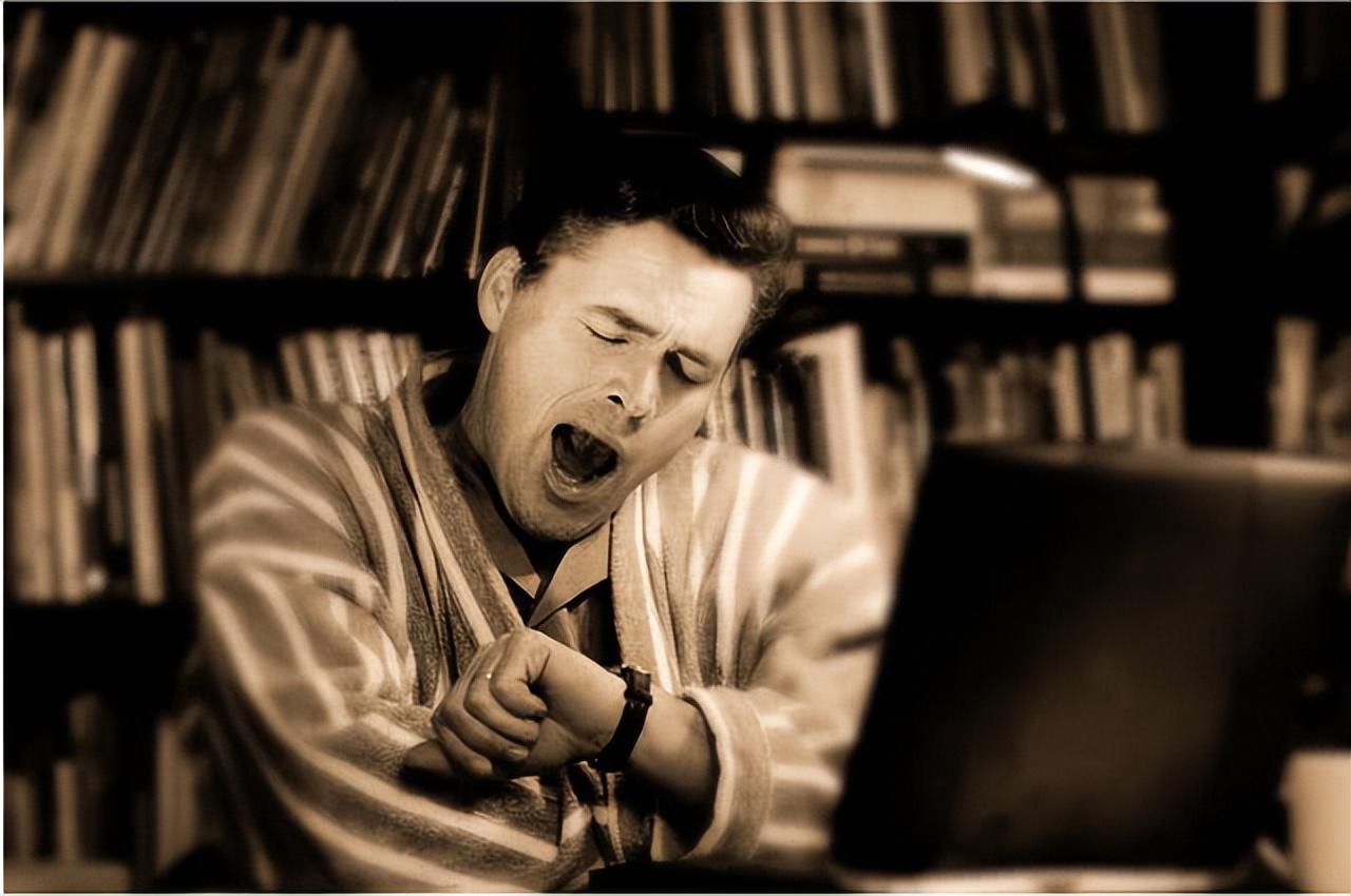 熬夜玩手机游戏视频真实_熬夜玩手机的视频_熬夜玩的游戏