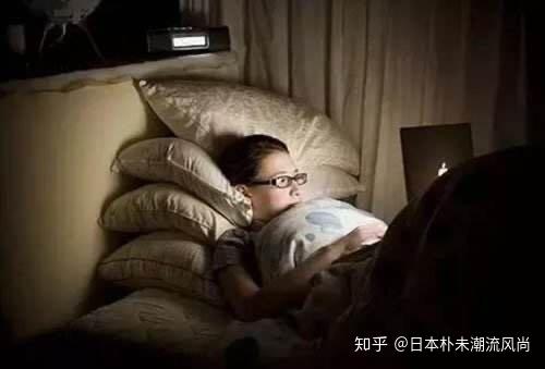 熬夜玩的游戏_熬夜玩手机游戏视频真实_熬夜玩手机的视频