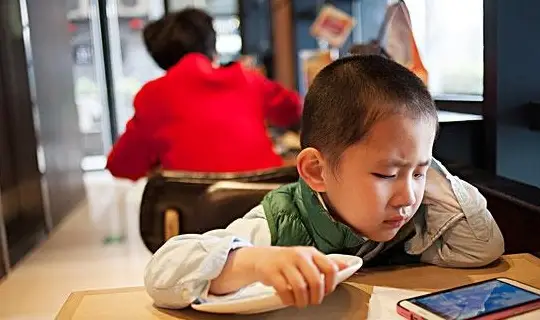 初中的孩子应不应该玩手机游戏_初中小孩玩手机游戏怎么办_初中生玩手机游戏