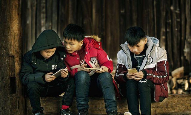 初中小孩玩手机游戏怎么办_初中的孩子应不应该玩手机游戏_初中生玩手机游戏