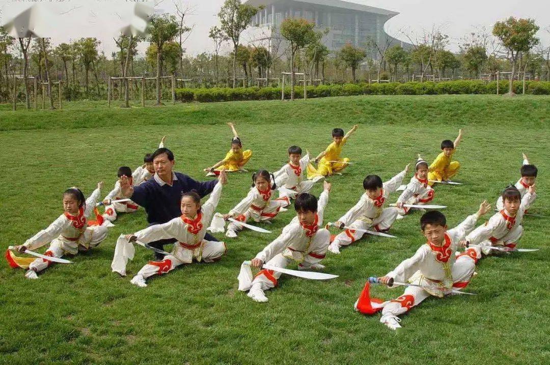青春武功_精武青春_青春精武的武术表演