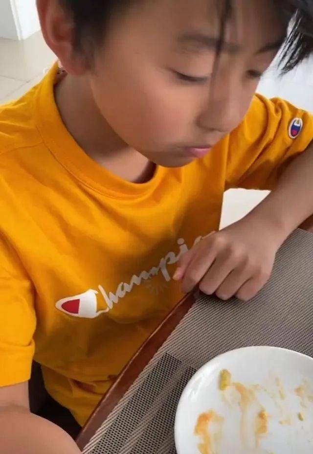 小孩玩手机游戏的视频_孩子玩游戏视频_13岁儿子玩手机游戏视频