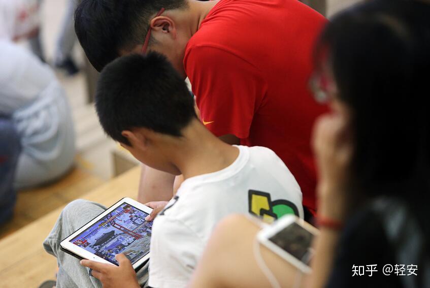 附身手机游戏-手机游戏为何能让人欲罢不能？游戏设计师是否在我