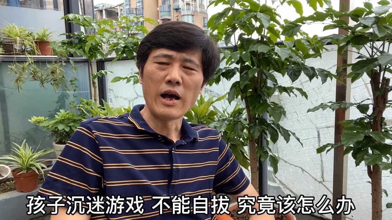 小伙子玩游戏_20岁小伙玩手机游戏视频_小伙打游戏