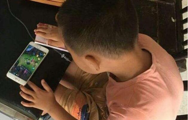 带宝宝可不可以玩手机游戏_带宝宝玩手机有影响吗_宝宝可以玩手机游戏吗