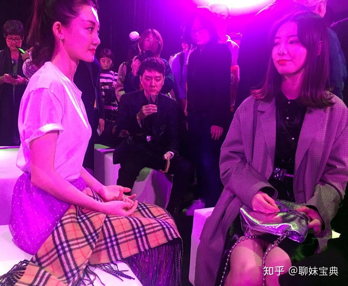 跟女生玩手机游戏怎么聊天_女孩子玩手机游戏_聊天女生玩手机游戏正常吗