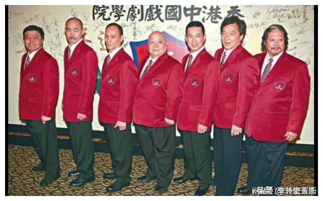 打游戏摔手机表情包gif_打游戏摔手机的男人_弟弟打游戏手机摔了说说