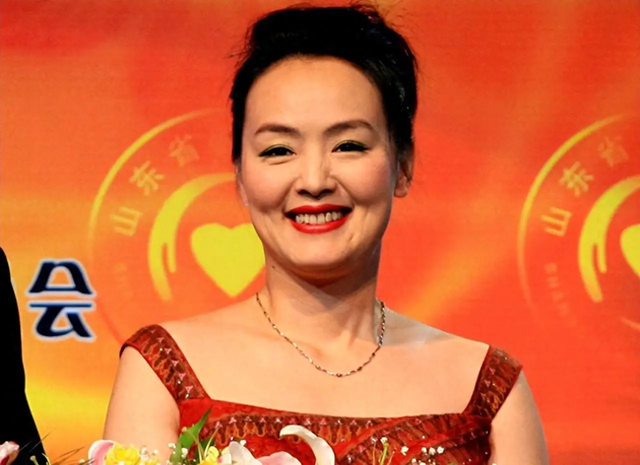 在家陪儿子玩游戏_在家说说玩儿子手机游戏里的话_儿子在家里玩手机游戏说说
