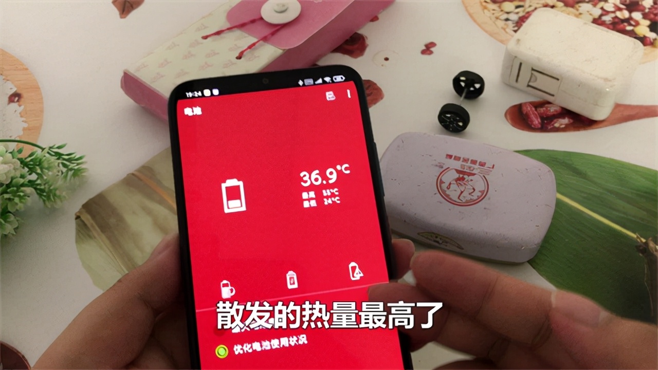 打游戏手机充电发烫_充电打游戏发热_手机充电玩游戏发烫爆炸吗