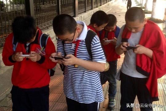 高考生玩手机_高考生玩手机对高考有影响吗_高考孩子玩手机游戏视频