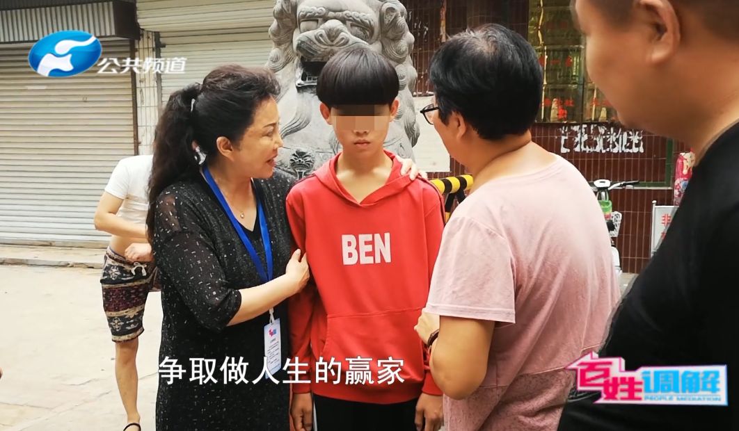 高考孩子玩手机游戏视频_高考生玩手机对高考有影响吗_高考生玩手机