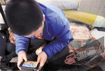 爸爸玩手机怎么样_爸爸天天不工作玩手机游戏_爸爸玩手机的坏处