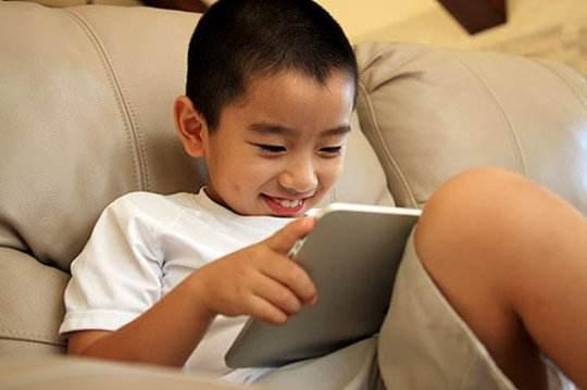 8岁孩子玩手机枪战游戏_小孩子玩枪战_枪战玩手机游戏孩子怎么玩
