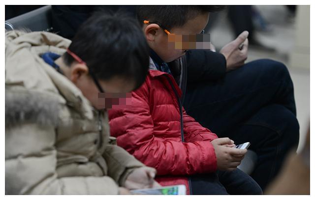 危害玩手机游戏孩子怎么教育_4个孩子玩手机游戏的危害_危害玩手机游戏孩子怎么办