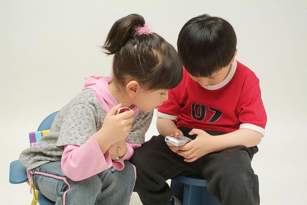 危害玩手机游戏孩子怎么教育_4个孩子玩手机游戏的危害_危害玩手机游戏孩子怎么办