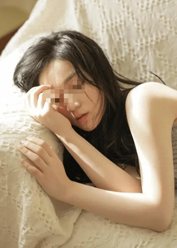 美女脱衣服游戏手机版_手机美女最多的游戏_惩罚美女手机游戏